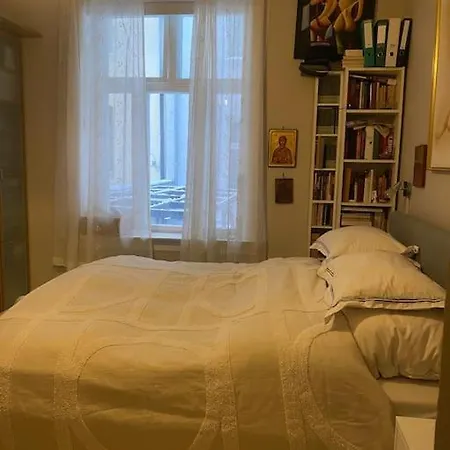 Lovely Two Bedroom Flat In Central *