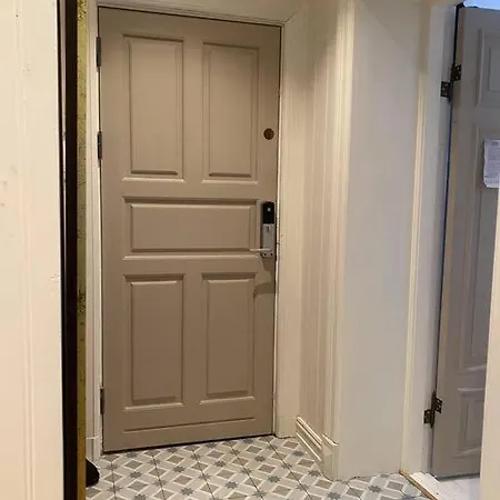 Lovely Two Bedroom Flat In Central